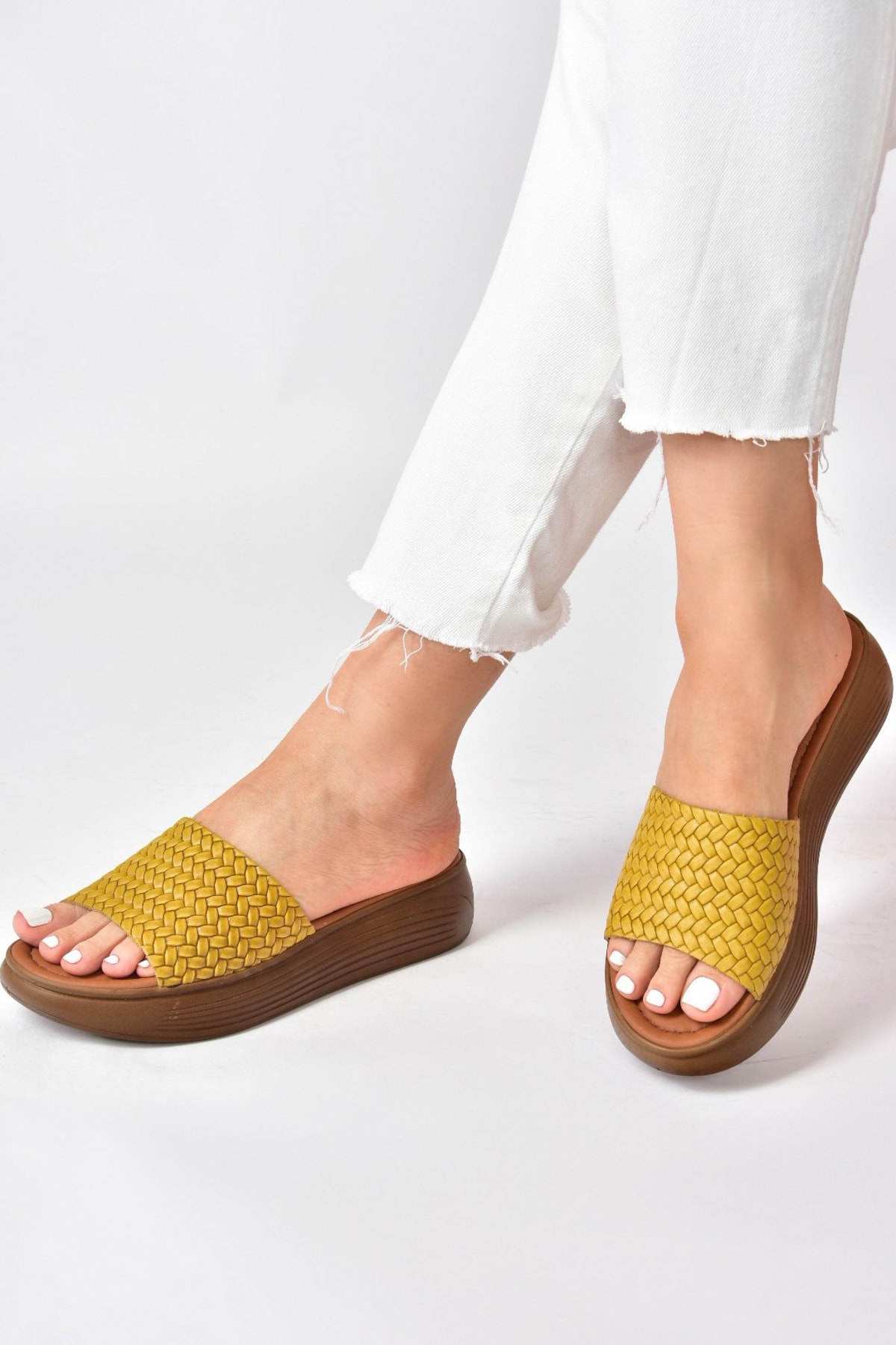 Levně Fox Shoes Yellow Genuine Leather Women's Thick Banded Knitted Model Daily Slippers