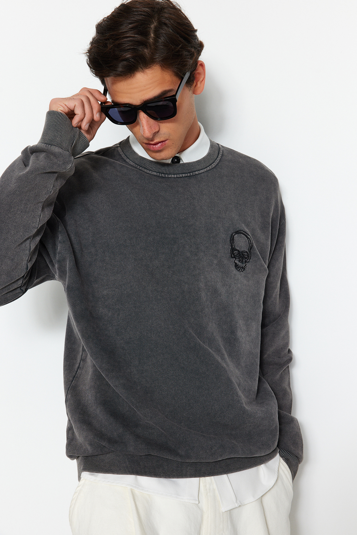 Levně Trendyol Limited Edition Gray Relaxed/Comfortable Cut Pale Effect 100% Cotton Embroidered Sweatshirt