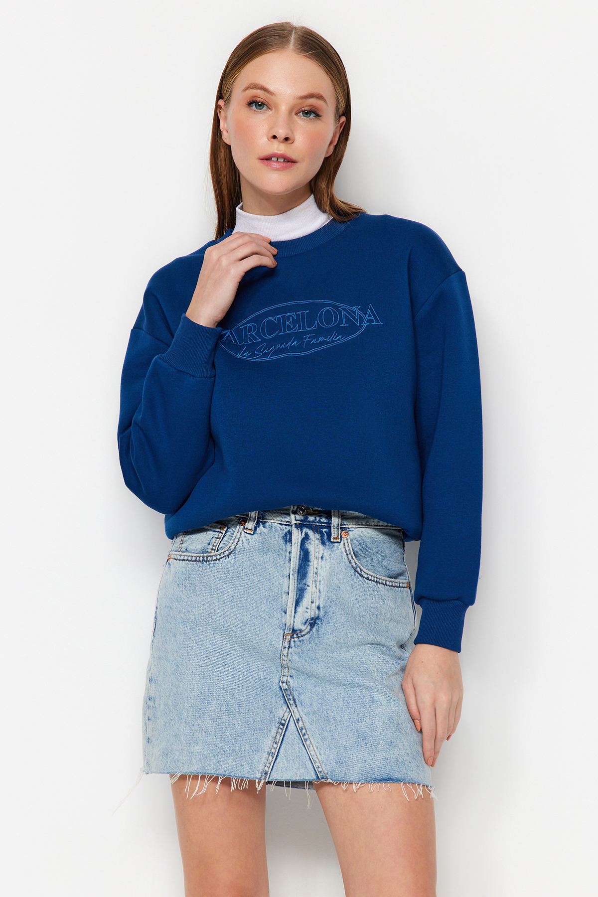 Levně Trendyol Indigo Embroidered Regular Fit Crew Neck Thick Inside Fleece Knitted Sweatshirt