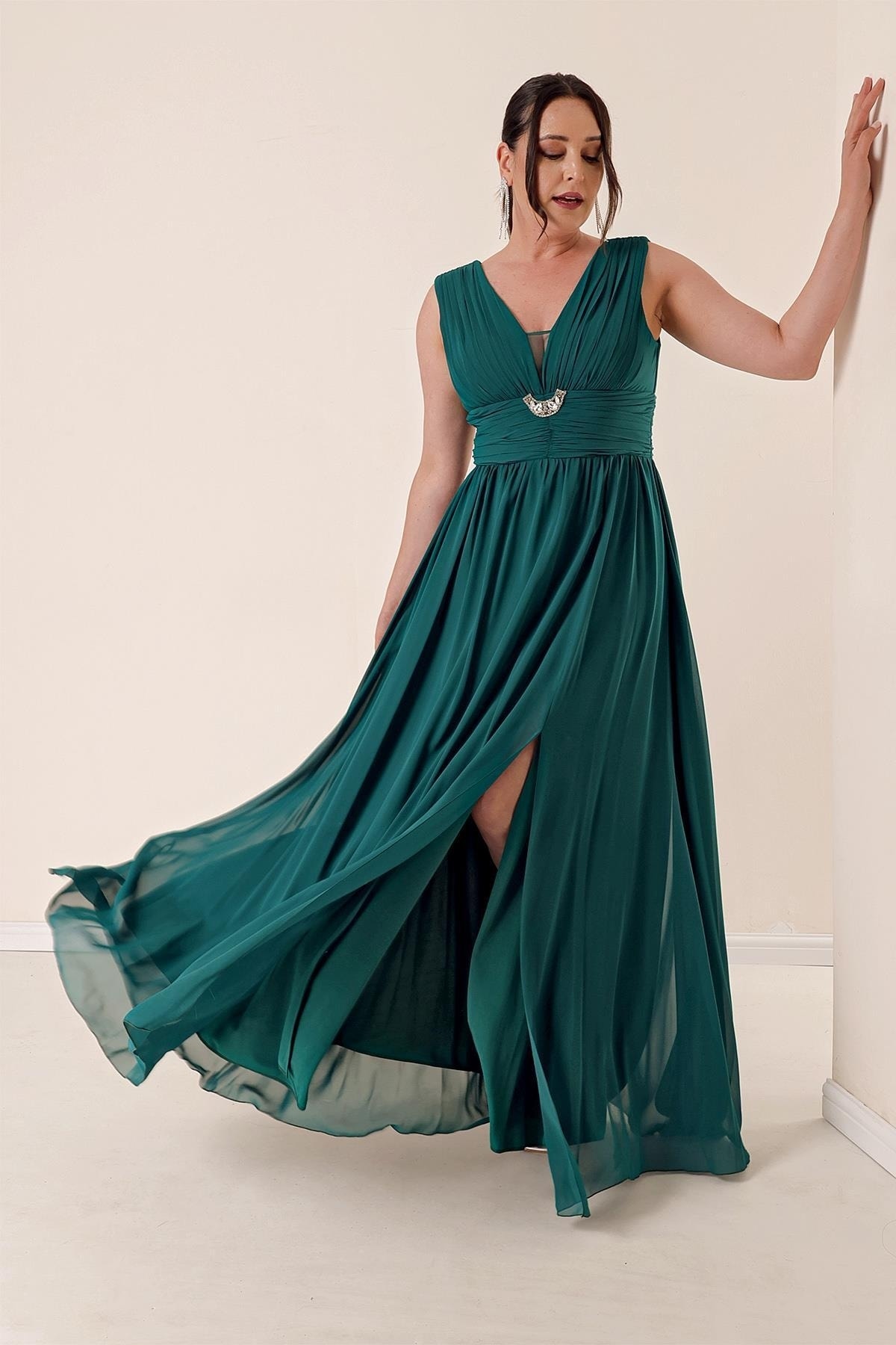 Levně By Saygı Front Back V-Neck Stone Detailed Waist Draped Plus Size Chiffon Long Dress with a Front Slit Emerald