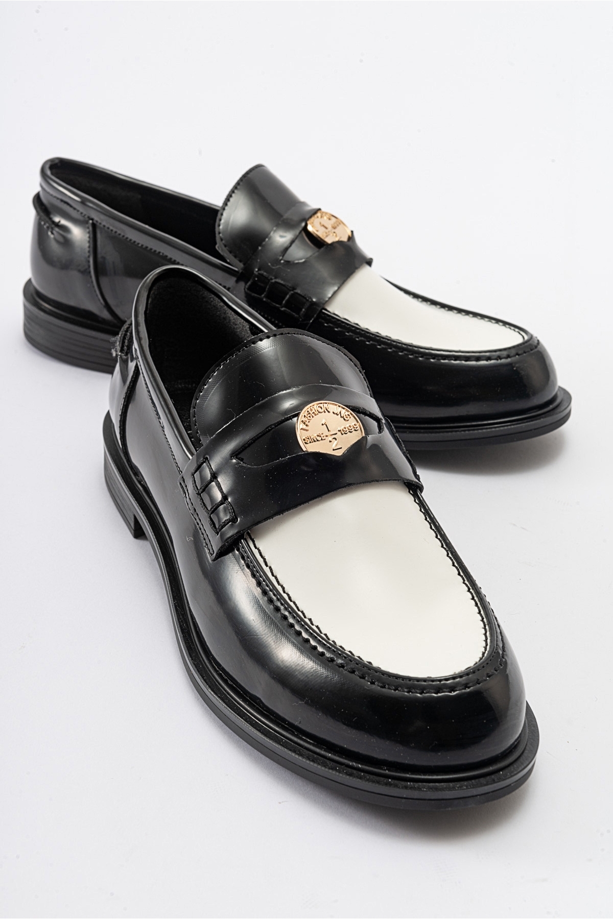 Levně LuviShoes BLOSS Black-White Matte Patent Leather Women's Loafer