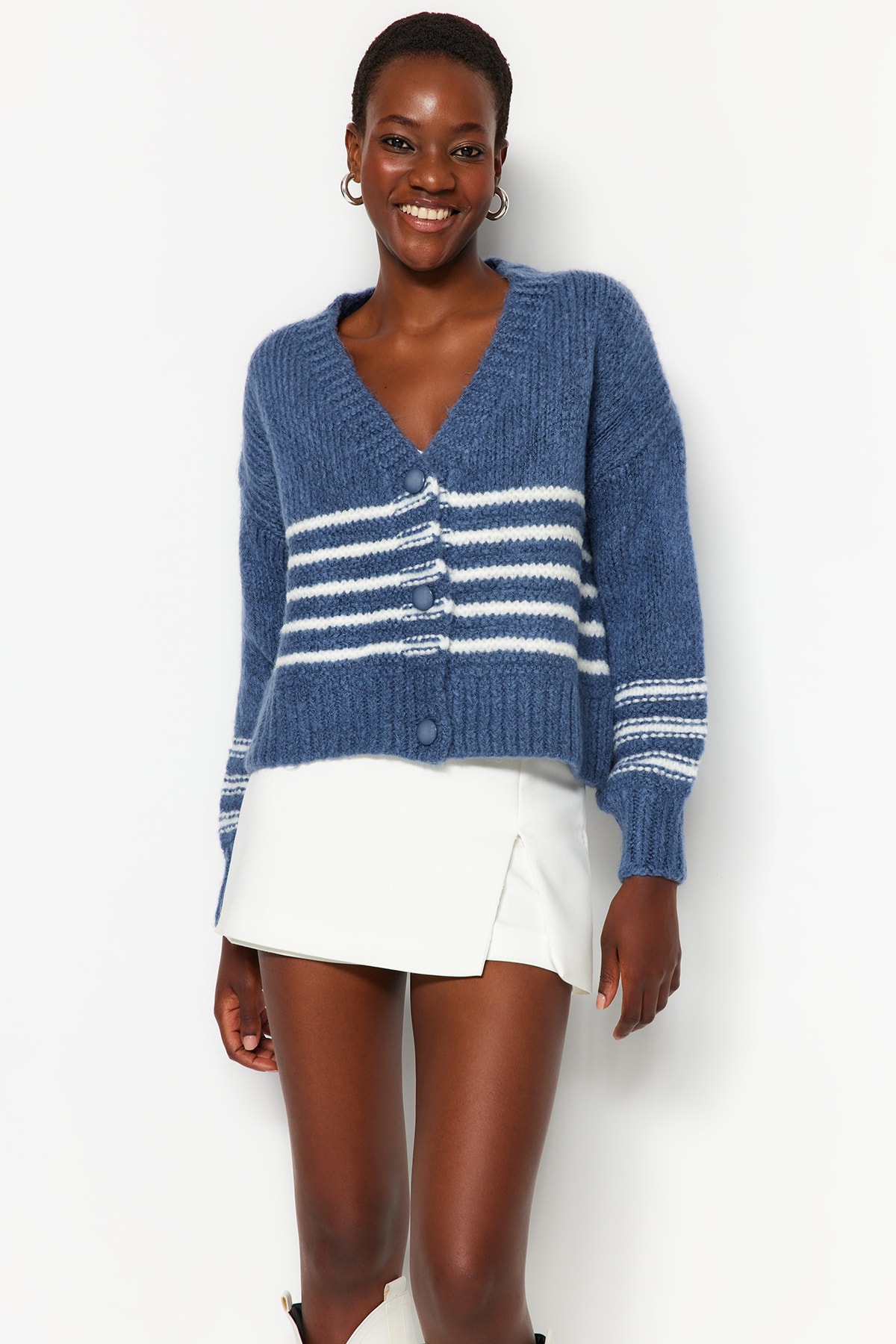 Levně Trendyol Indigo Měkký texturovaný pruhovaný pletený svetr