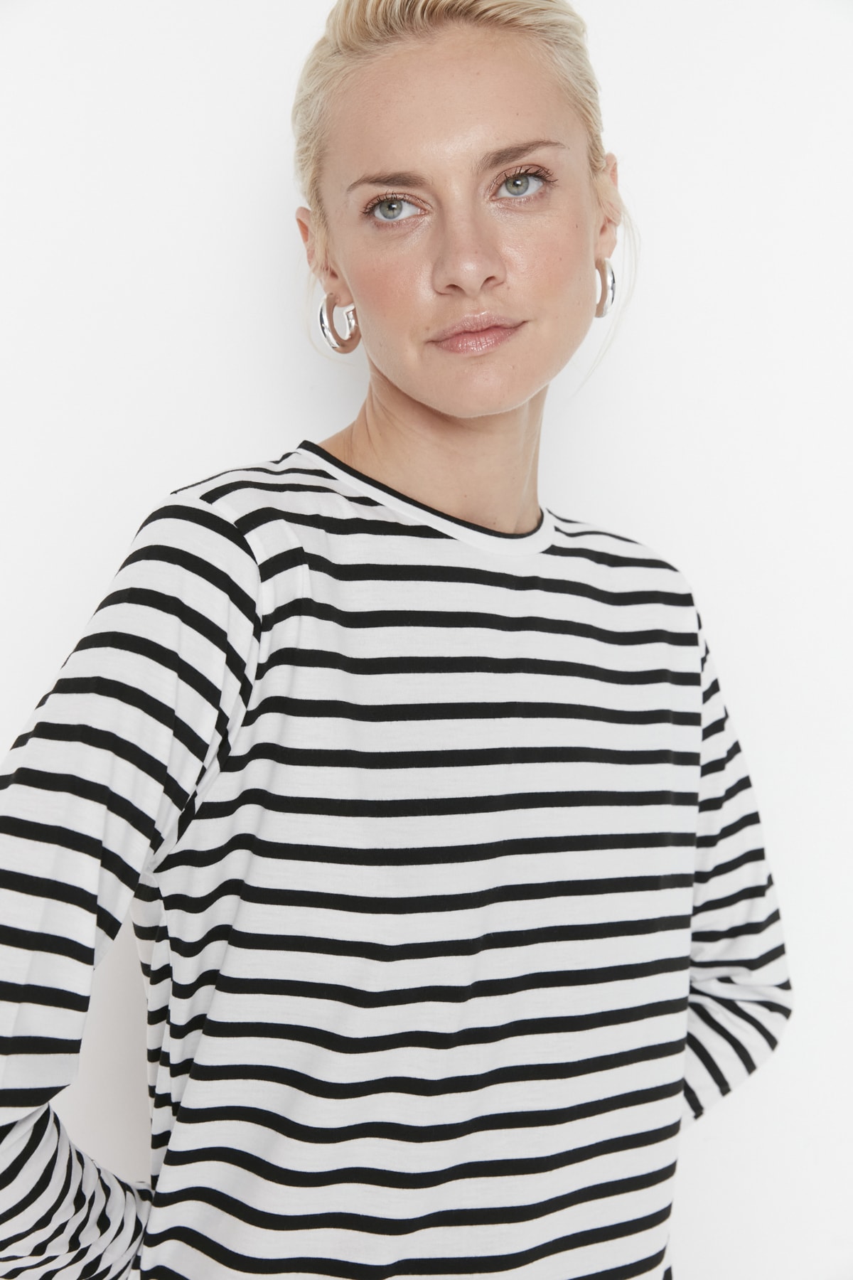 Levně Trendyol White Striped Basic Knitted T-shirt