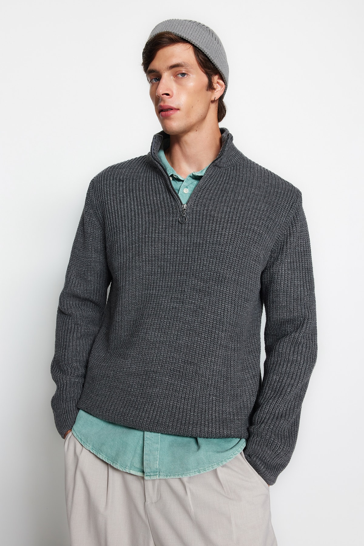 Levně Trendyol Men's Dark Gray Regular Fit Half Turtleneck Zippered Sweater
