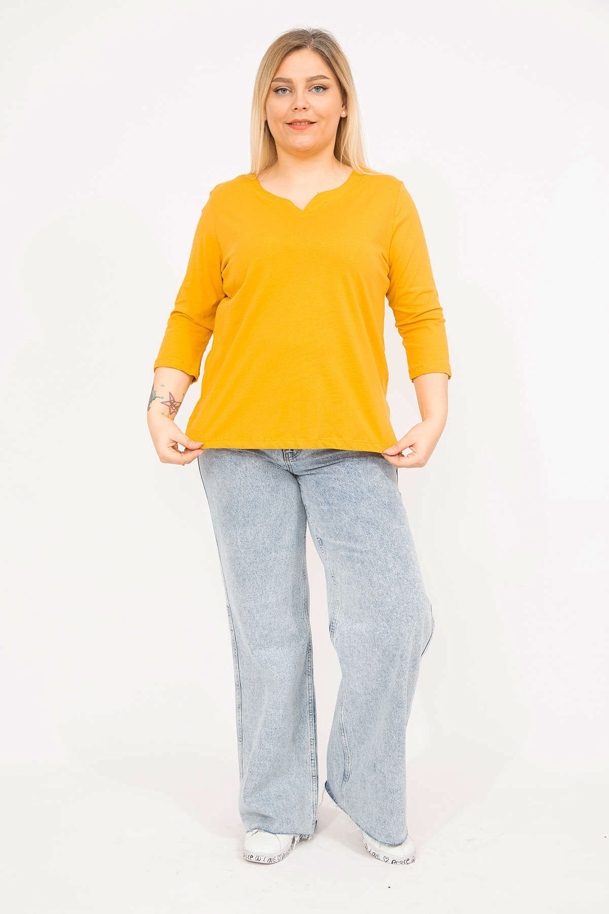Levně Şans Women's Mustard Plus Size Cotton Fabric V-Neck Capri Sleeves Sleeve Blouse