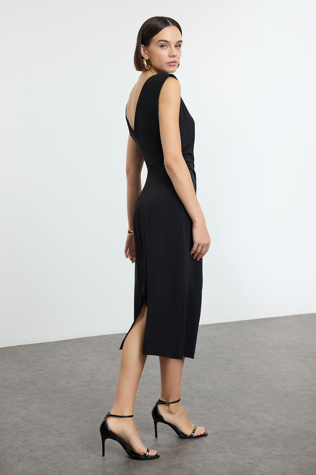 Trendyol Black Straight Cut Padded Woven Dress