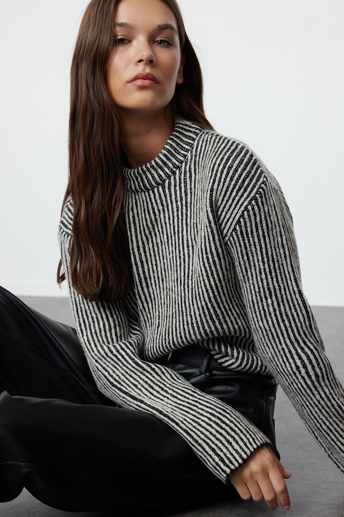 Trendyol Ecru Crew Neck Crop Knitwear Sweater
