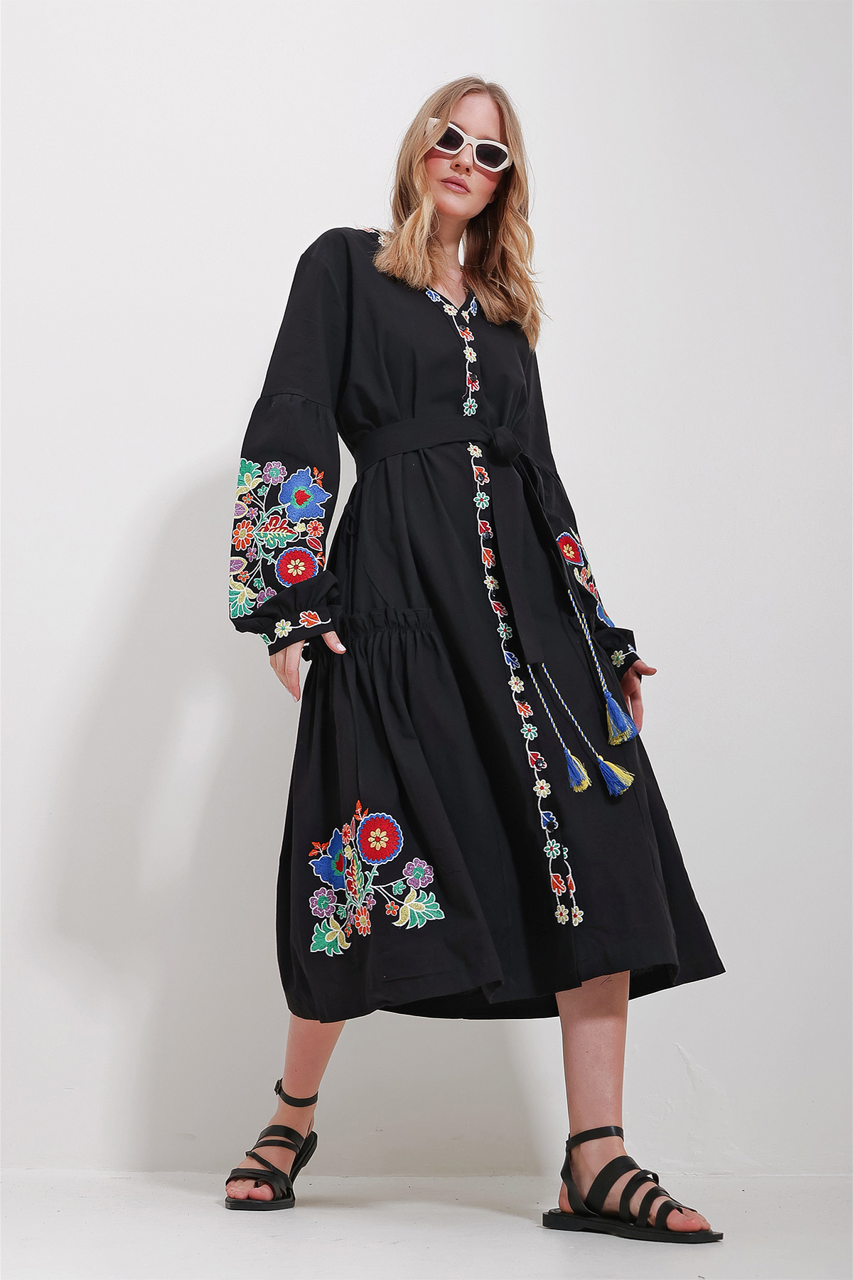 Levně Trend Alaçatı Stili Women's Black V Neck Full Embroidery Lined Woven Dress