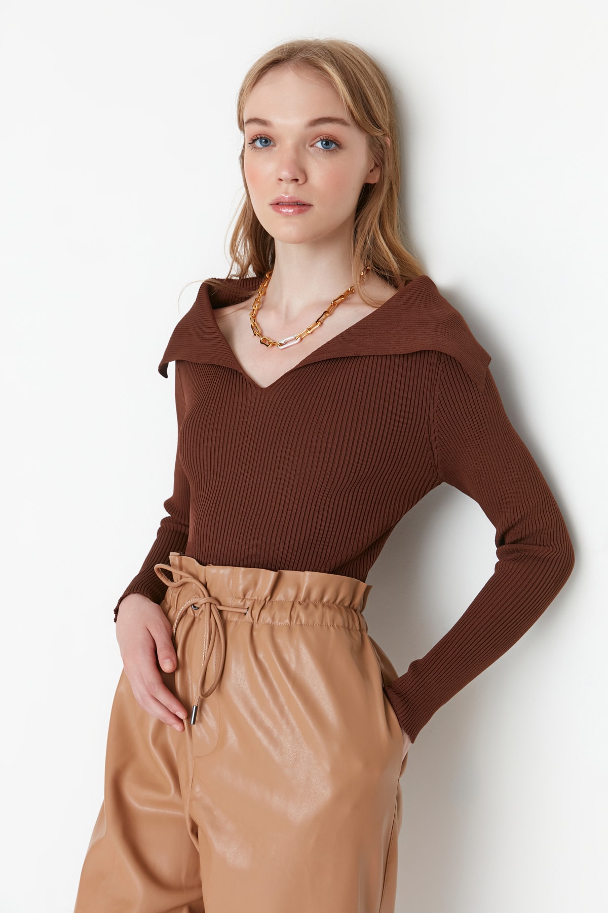 Levně Trendyol Brown Collar Detailní pletený svetr