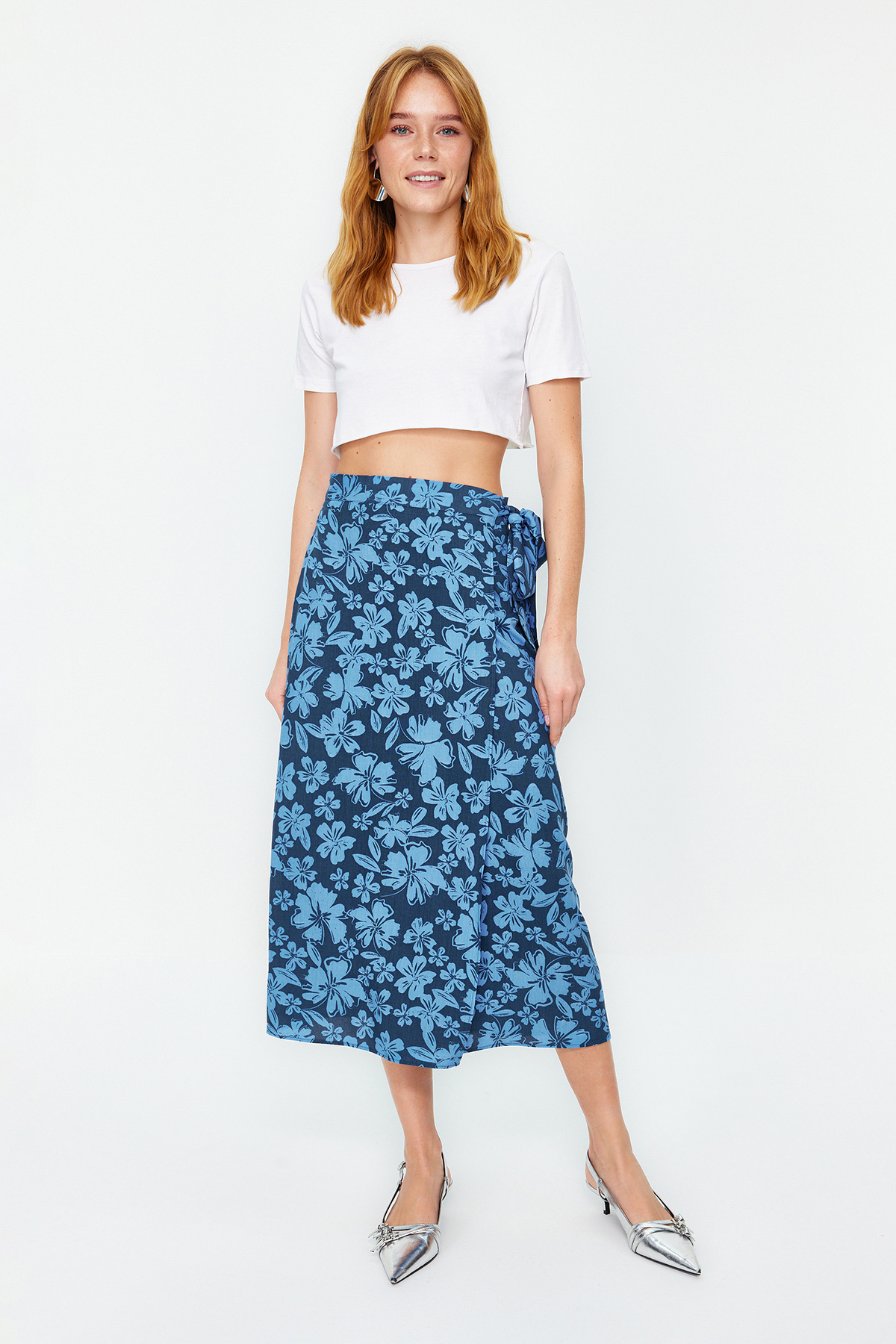 Levně Trendyol Blue Floral Patterned Midi Woven Skirt
