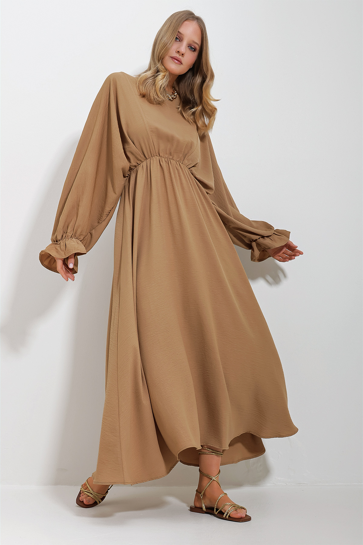 Levně Trend Alaçatı Stili Women Camel Crew Neck Balloon Sleeve Aerobin Fabric Maxi Length Dress