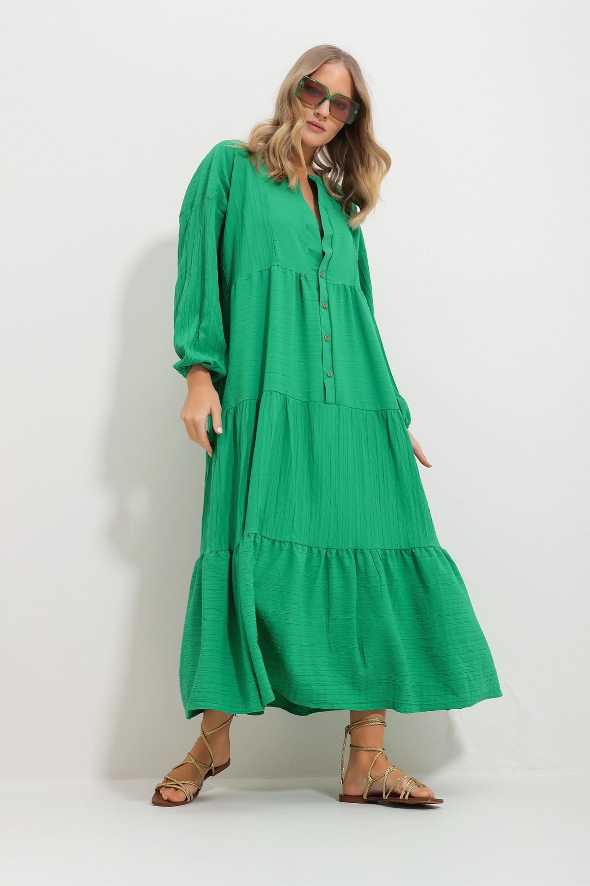 Levně Trend Alaçatı Stili Women's Green Crew Neck Self Textured Maxi Length Dress