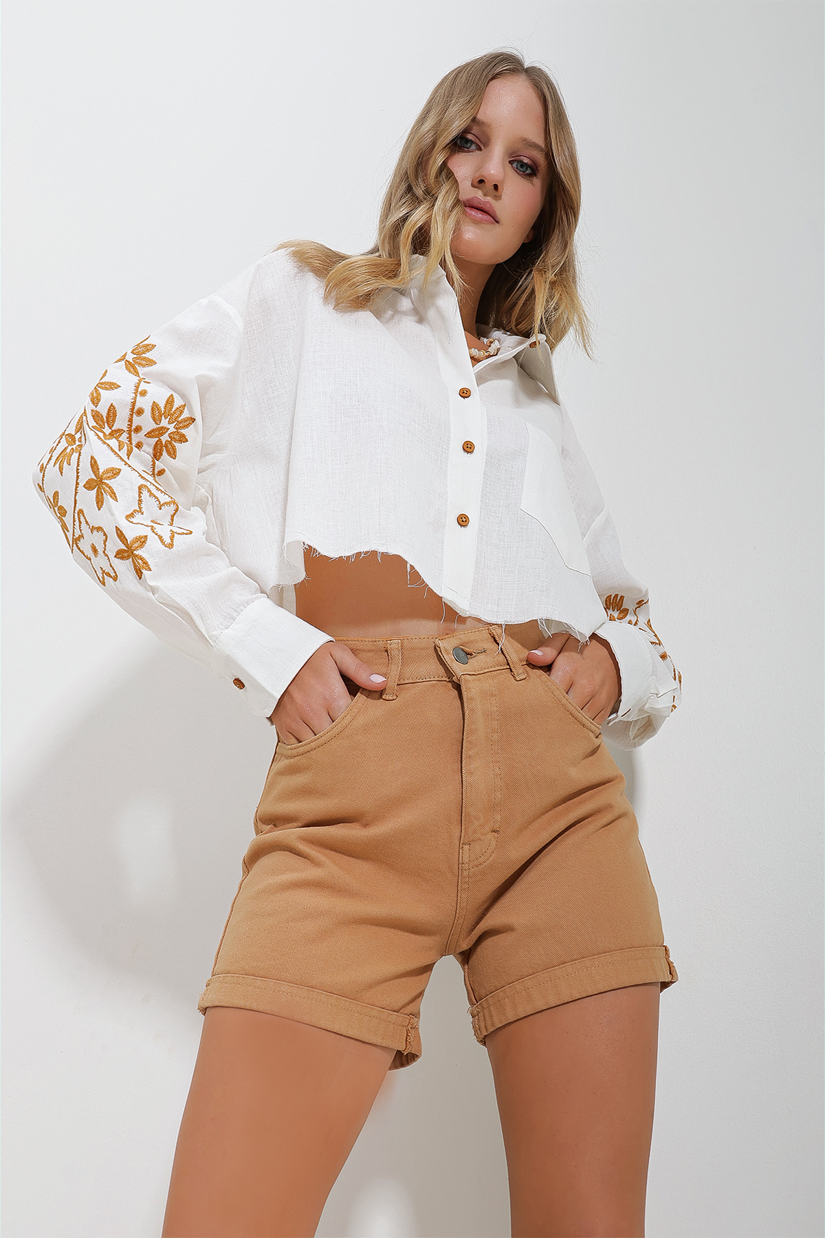 Levně Trend Alaçatı Stili Women's White Embroidered Sleeves Single Pocket Crop Shirt