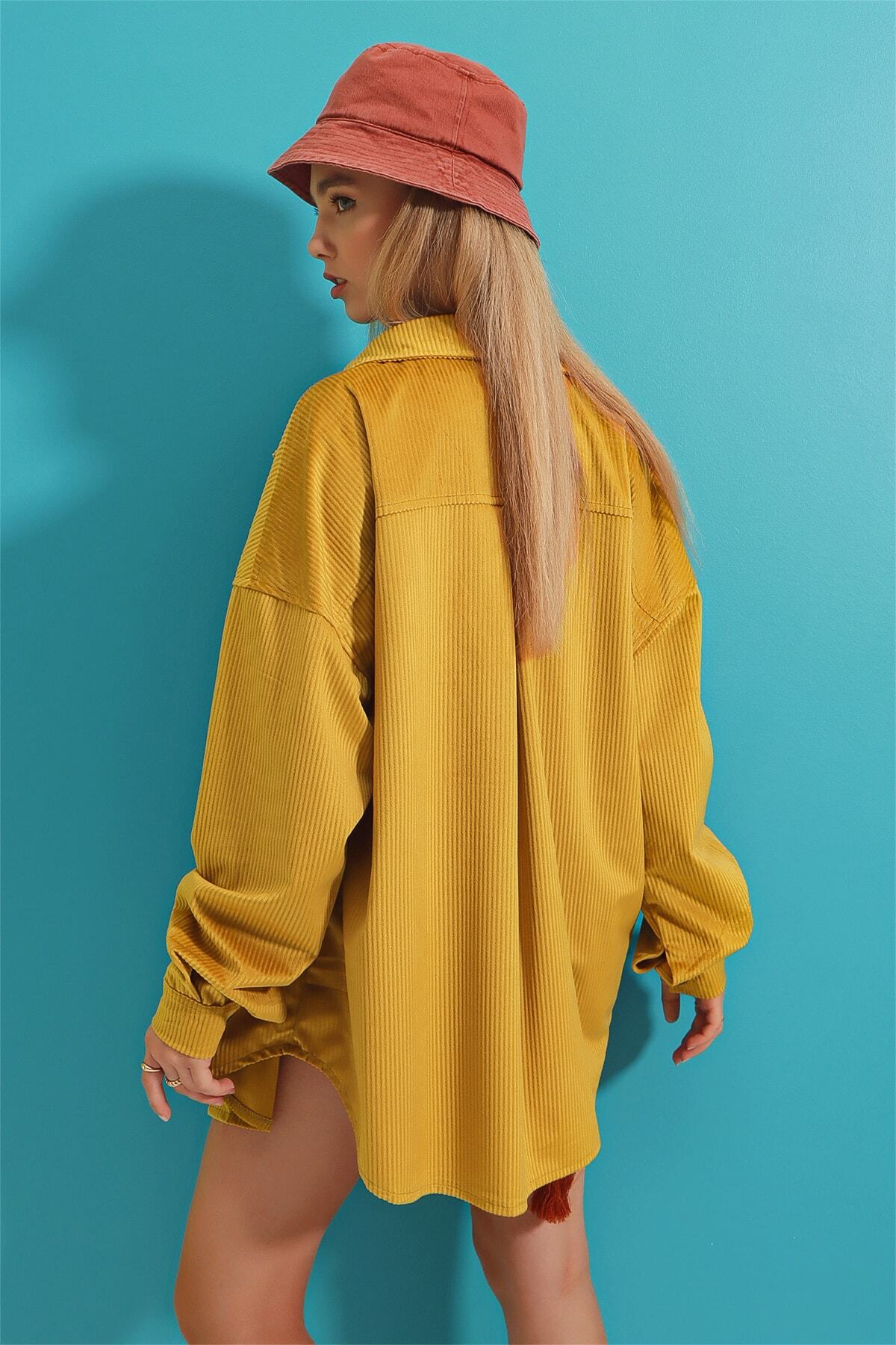 Levně Trend Alaçatı Stili Women's Mustard Velvet Cotton Double Pocket Oversize Jacket Shirt