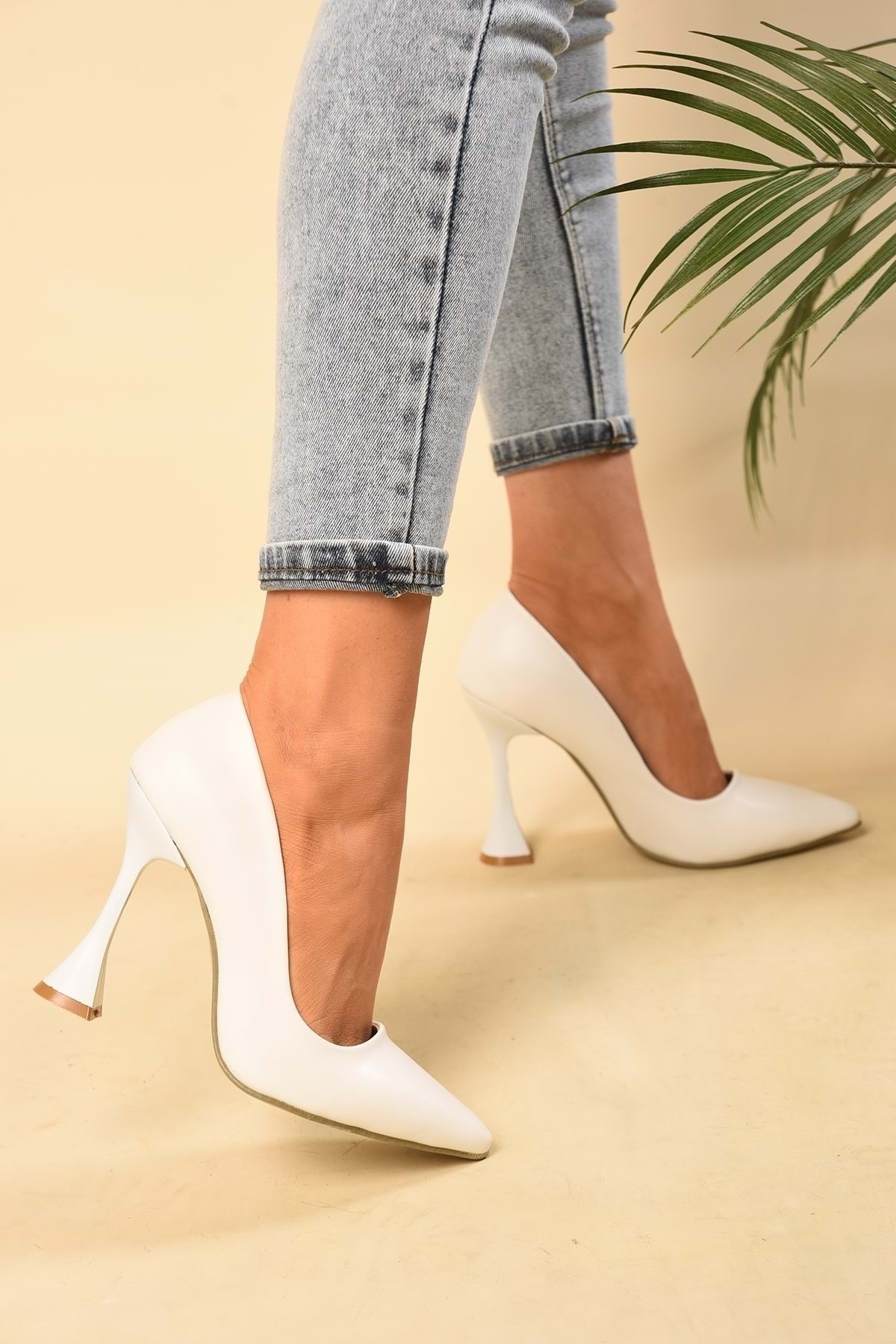 Levně Shoeberry Women's Nupia White Skin Classic Heeled Shoes