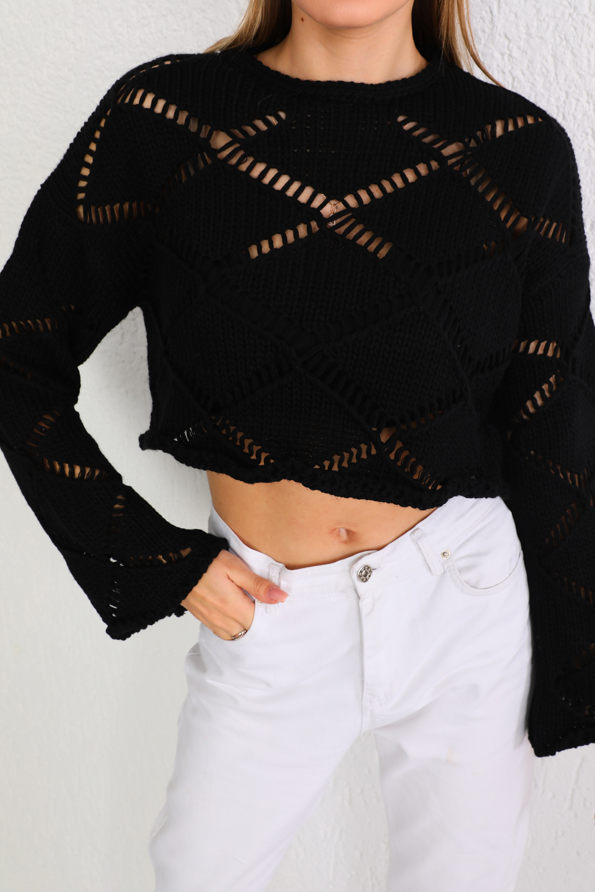 BİKELİFE Dámska Čierna Diera Detail španielskeho rukávu Crop Pletený sveter