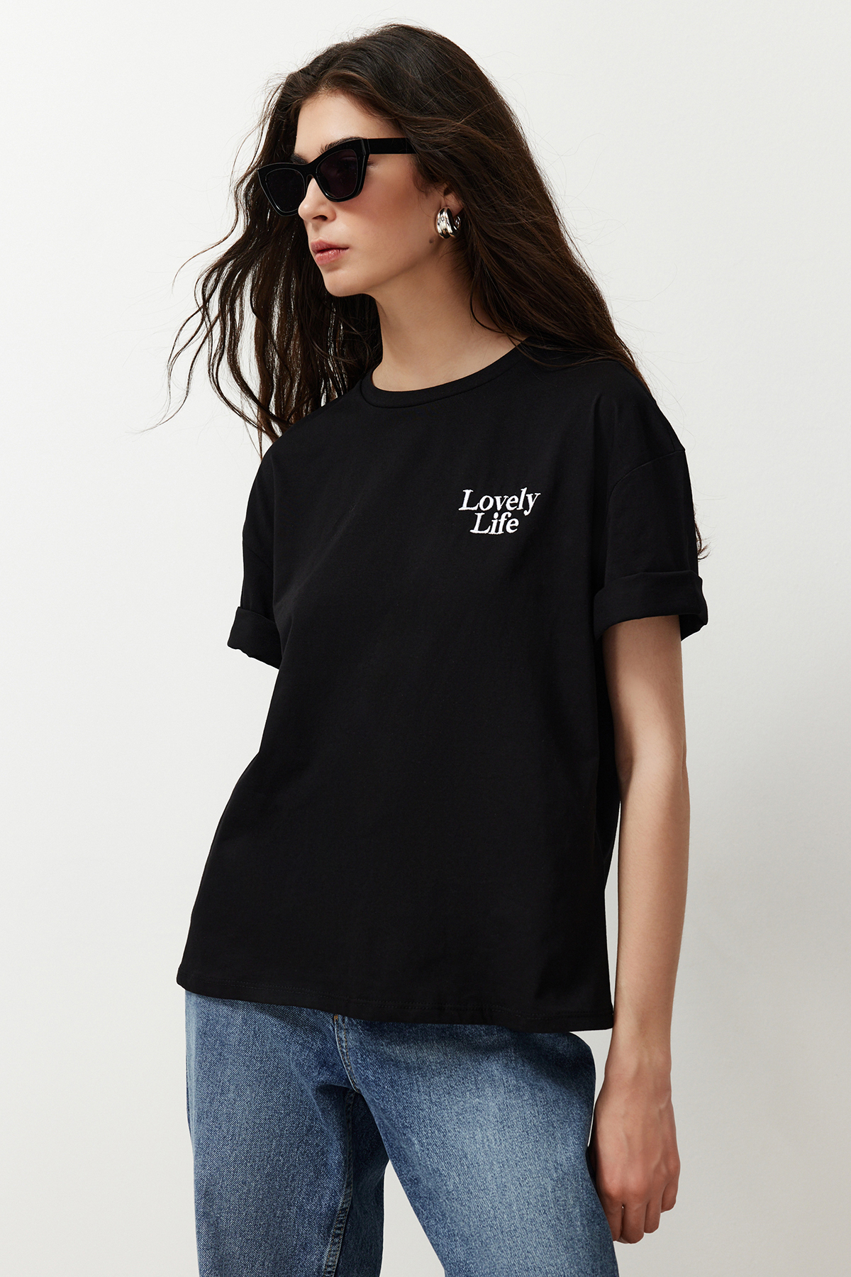 Levně Trendyol Black 100% Cotton Slogan Printed Relaxed/Comfortable Fit Pocket Detailed Knitted T-Shirt