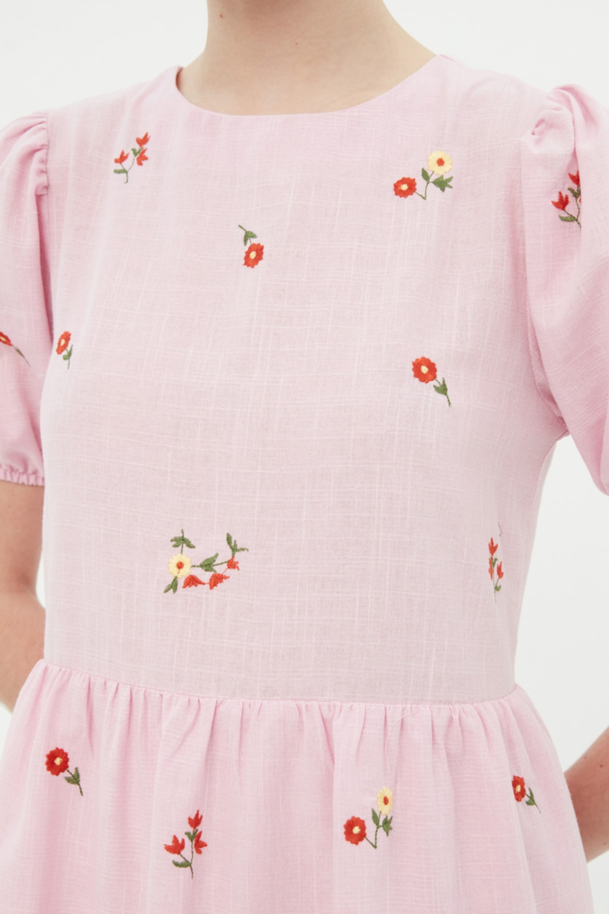 Trendyol roz tăiat drept tăiat mini țesut căptușit floral broderie țesut rochie