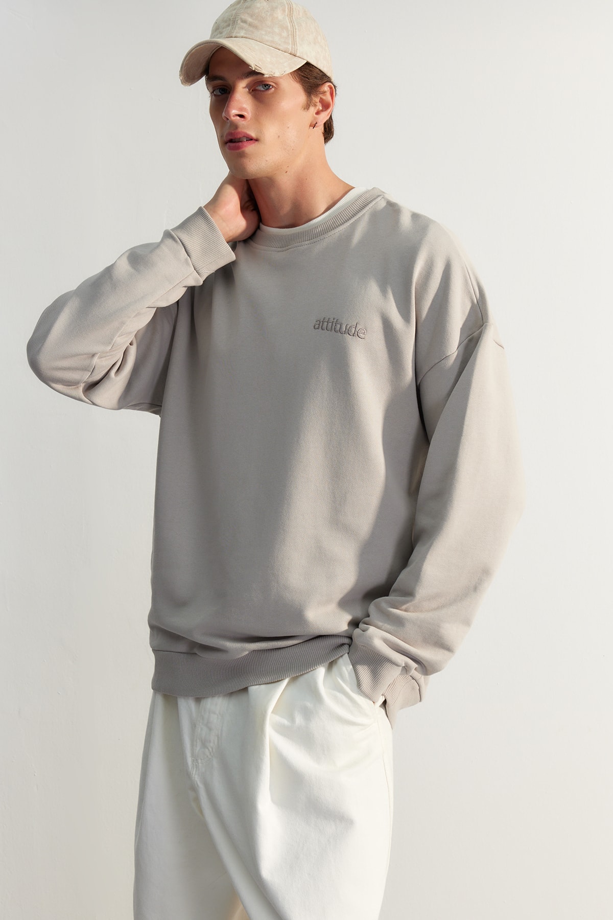 Levně Trendyol Gray Premium Oversize/Wide Cut Text Embroidered Thick Cotton Sweatshirt