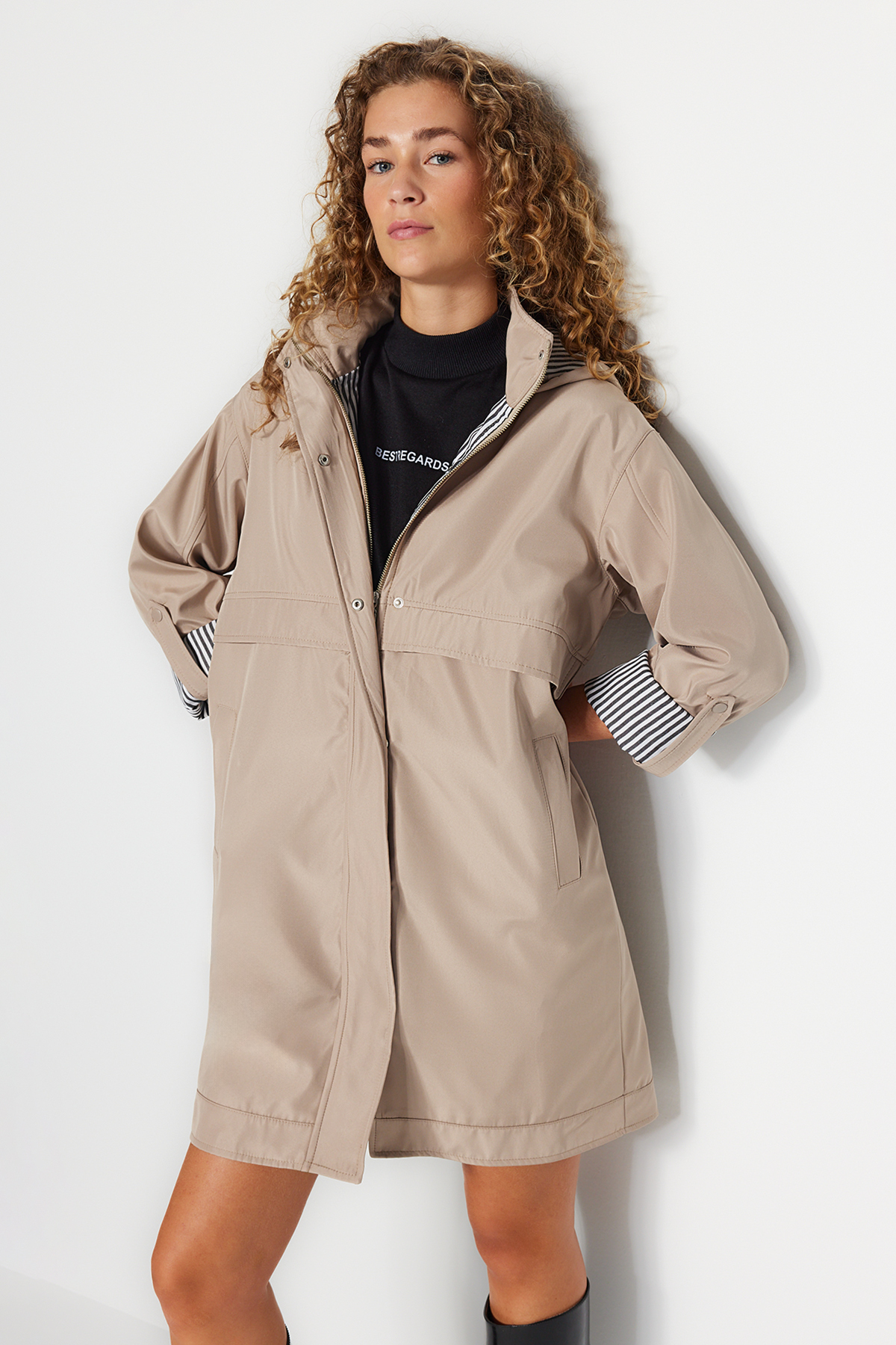 Levně Trendyol béžová nadrozměrná pláštěnka s kapucí s pruhovanou podšívkou Kabát větrovka