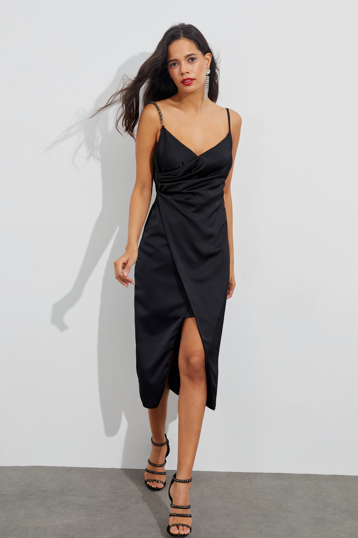 Levně Cool & sexy dámské černé saténové šaty s přehozenými zády