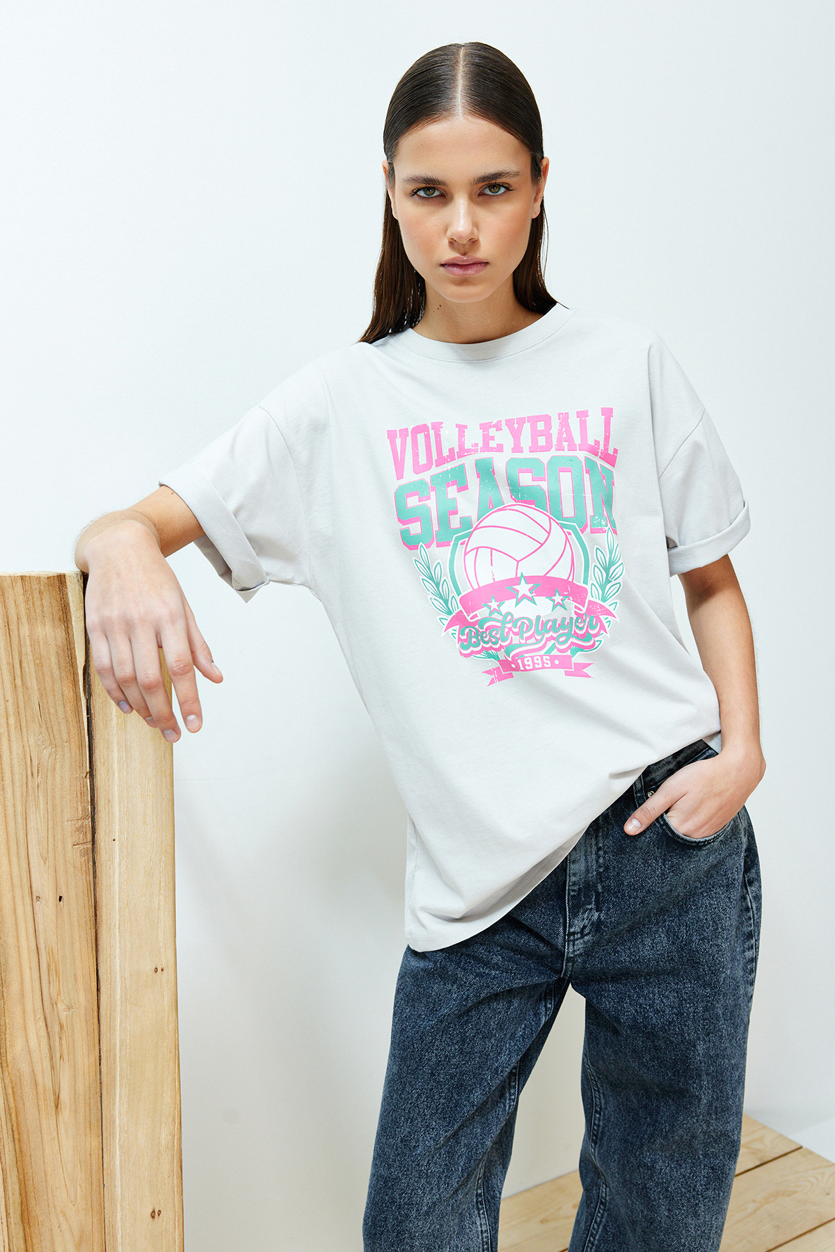 Levně Trendyol Light Gray Oversize/Wide Fit Printed Crew Neck Knitted T-Shirt