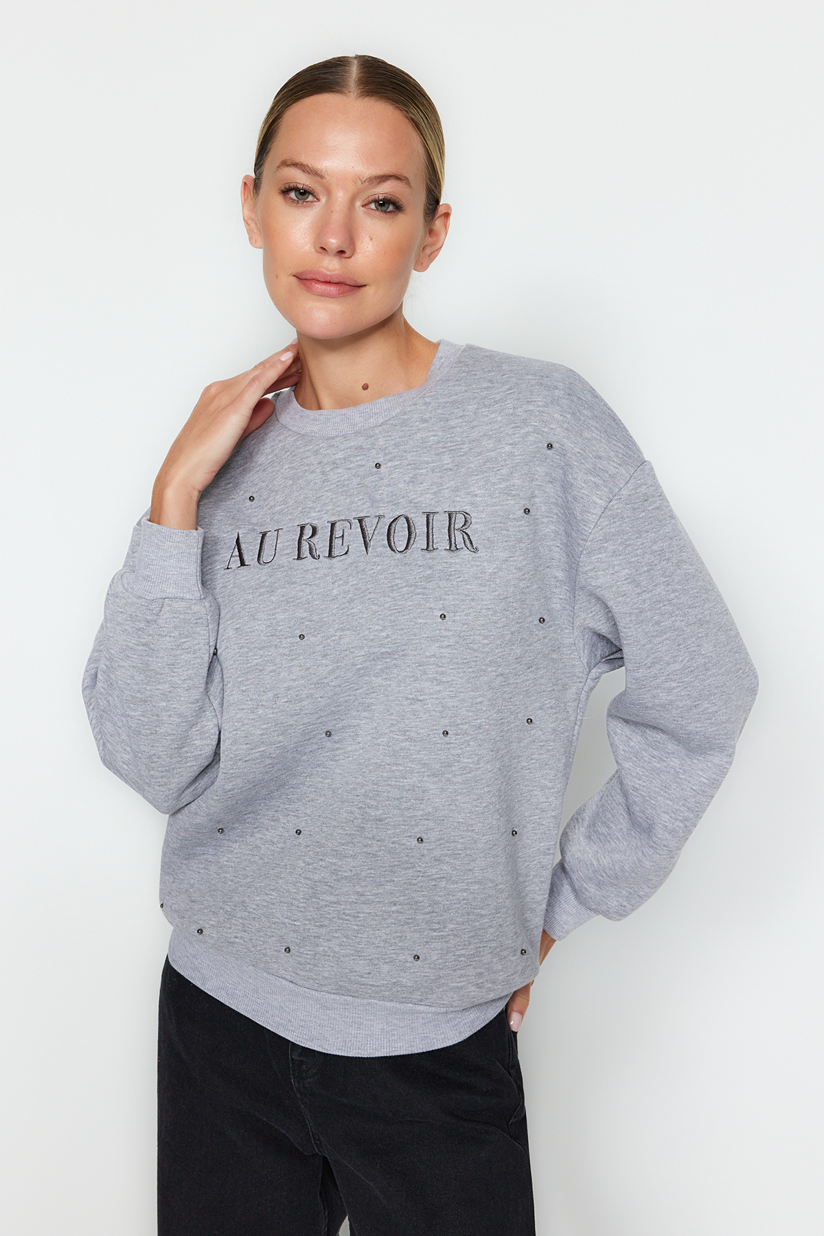 Levně Trendyol Gray Melange Stone and Embroidery Detail Regular Fit Fleece Inside Knitted Sweatshirt