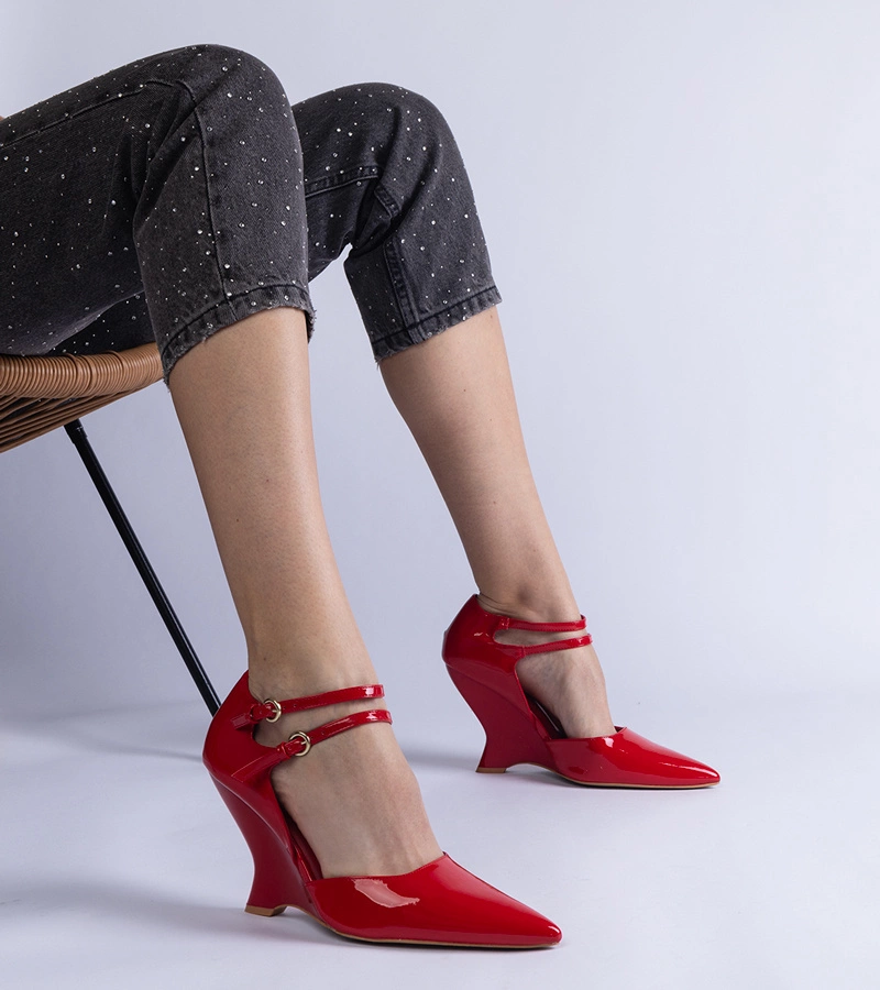 Gemre Pantofi roșii de lac cu platformă și catarame Vizario