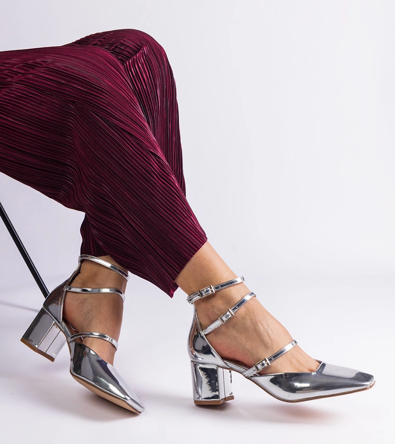 Gemre Pantofi argintii lacuiți pe toc gros cu catarame Kamola