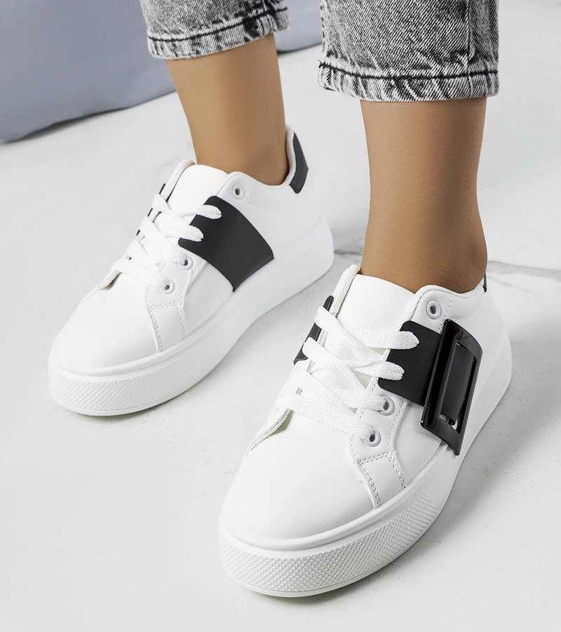 Gemre White sneakers adorned with a black buckle Toni
