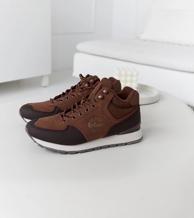 Lee Cooper - producent Sneakersii maro Lee Cooper