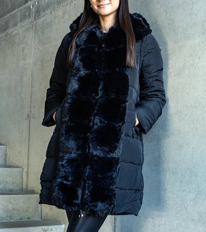 Gemre Black long quilted jacket with detachable sleeves adorned with fur Louis