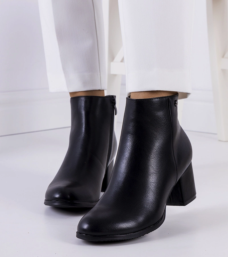 Gemre Cizme stiletto din piele ecologică neagră de la Durnatel