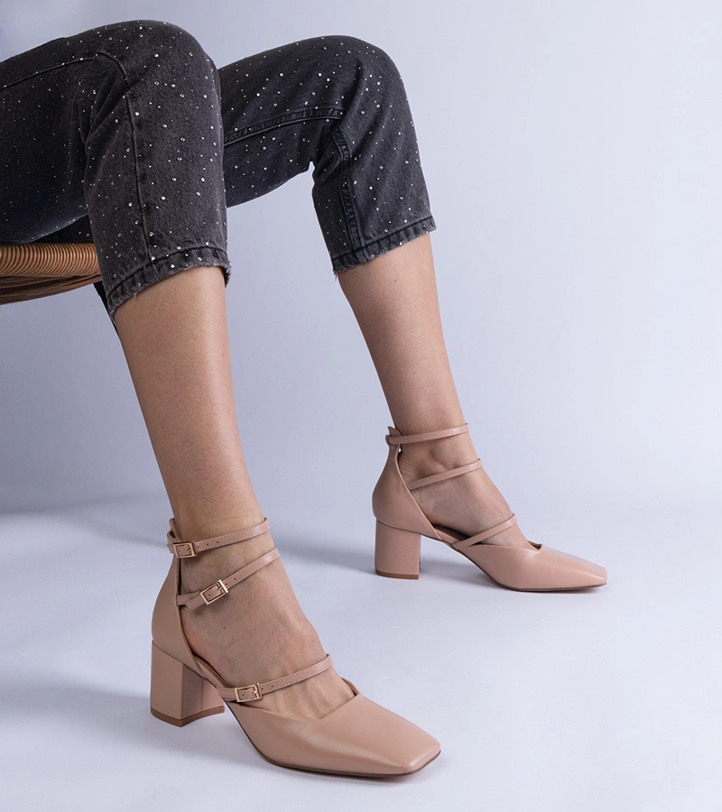 Gemre Pantofi bej cu toc gros și catarame Eridana