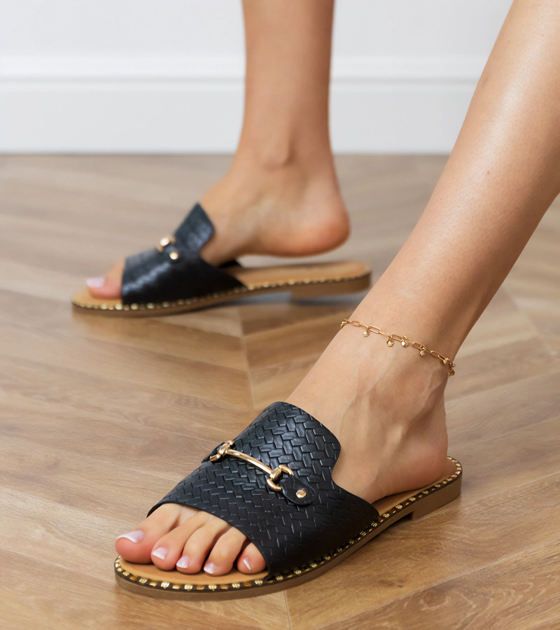 marka niezdefiniowana Papuci negri cu talpă plată cu barete late și ornament auriu Malisa