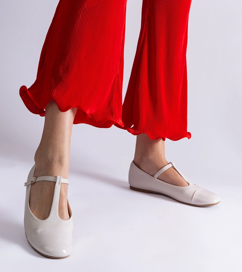 Gemre Balerini albi cu vârf lăcuit închiși cu cataramă Gloriana