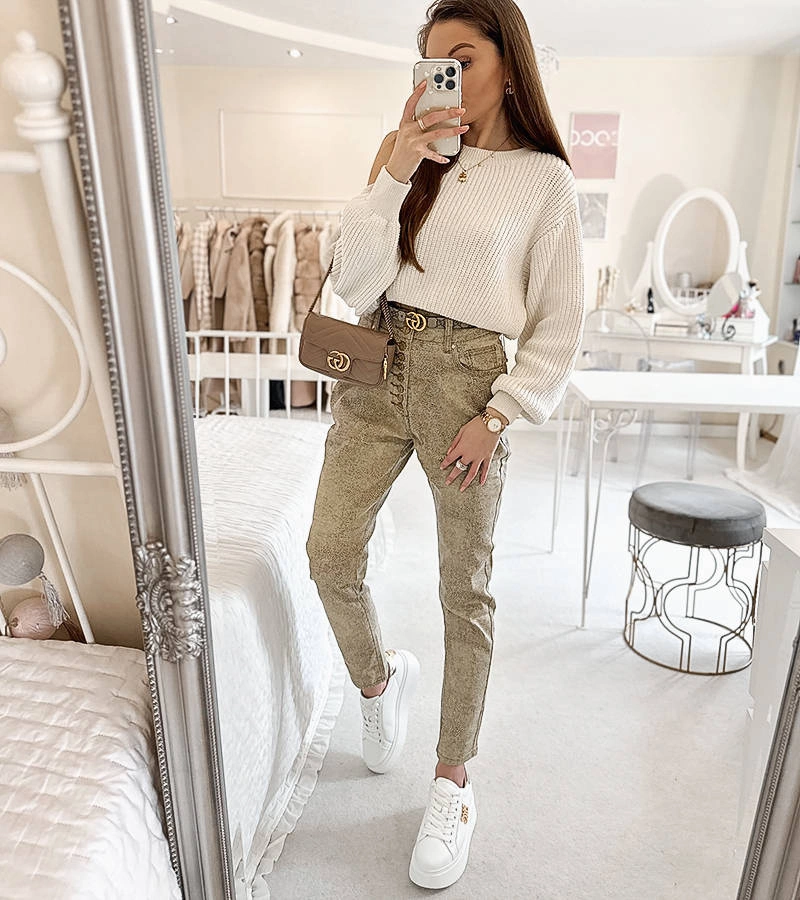 Gemre Pantaloni slim cu talie înaltă de culoare neagră de la Pelat