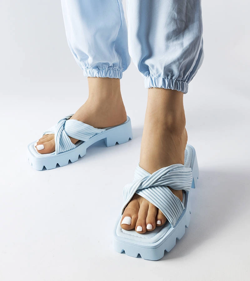 Gemre Blue flip-flops on a tractor sole Dubé