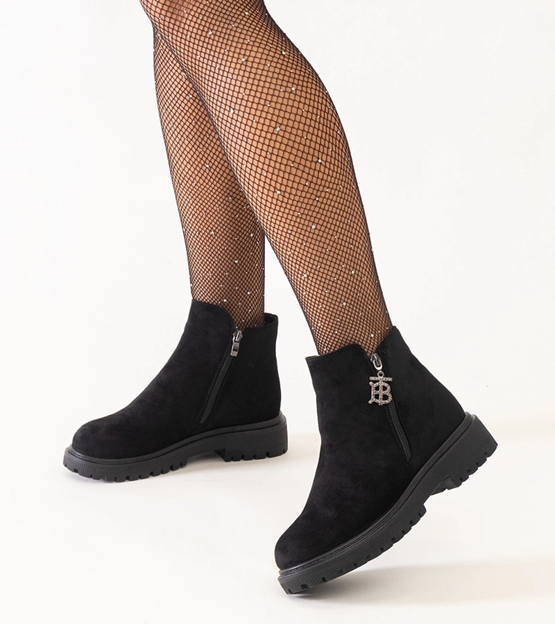 Gemre Botine negre cu un pandantiv decorativ pe platformă din ecologic suede Melane.