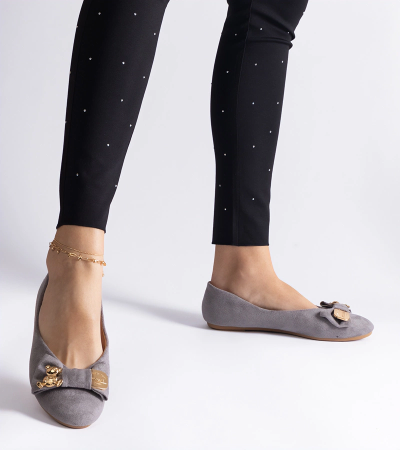 Gemre Balerini gri decorați cu fundiță și broșă Esdras