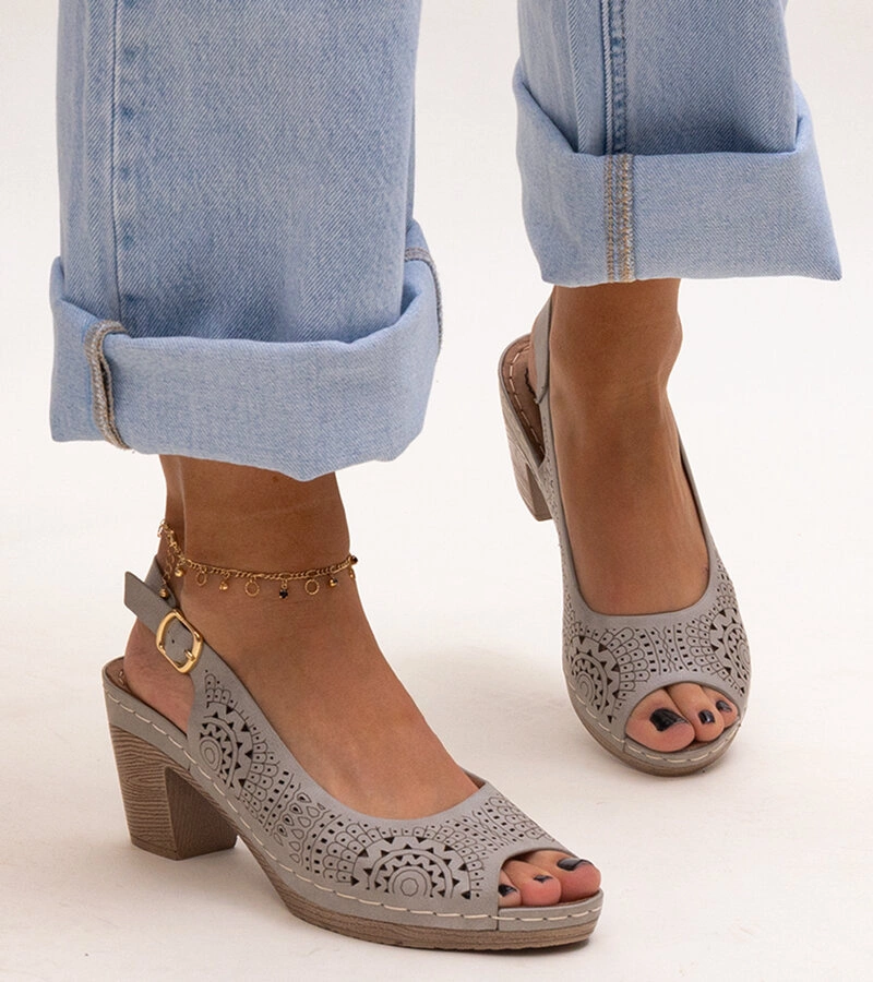 Gemre Sandale gri cu broderie Riessen pe toc