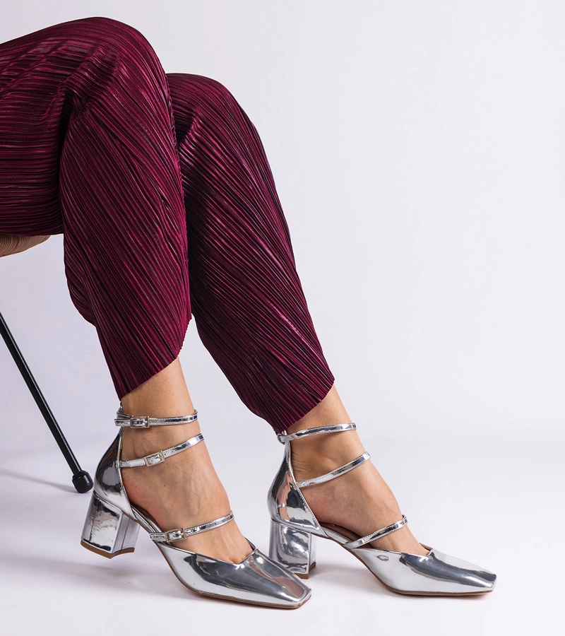 Gemre Pantofi argintii lacuiți pe toc gros cu catarame Kamola