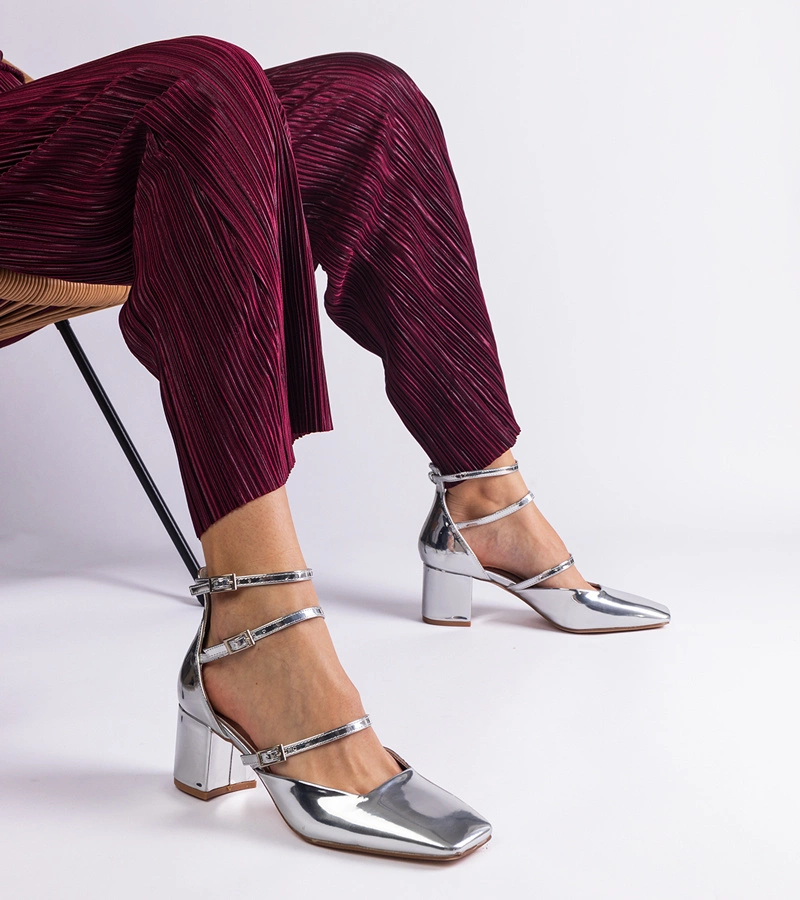 Gemre Pantofi argintii lacuiți pe toc gros cu catarame Kamola