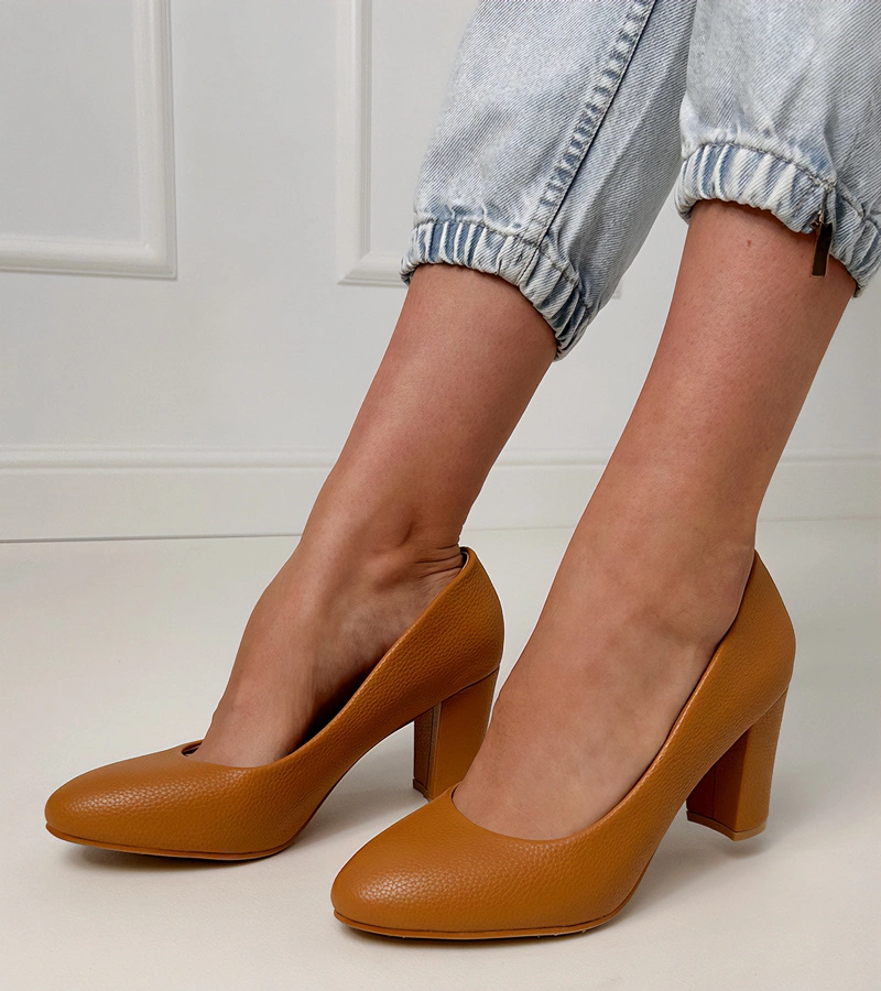 Gemre Pantofi clasici bej lăcuiți cu toc cui Spenny