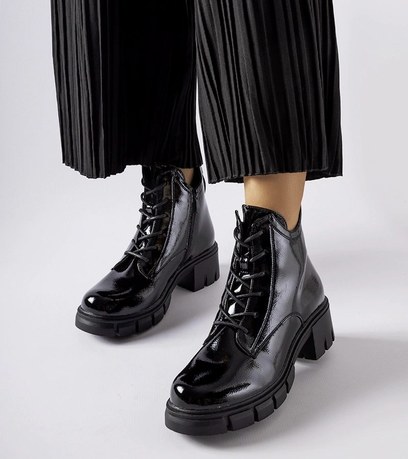 Gemre Black insulated patent ankle boots Vinceza