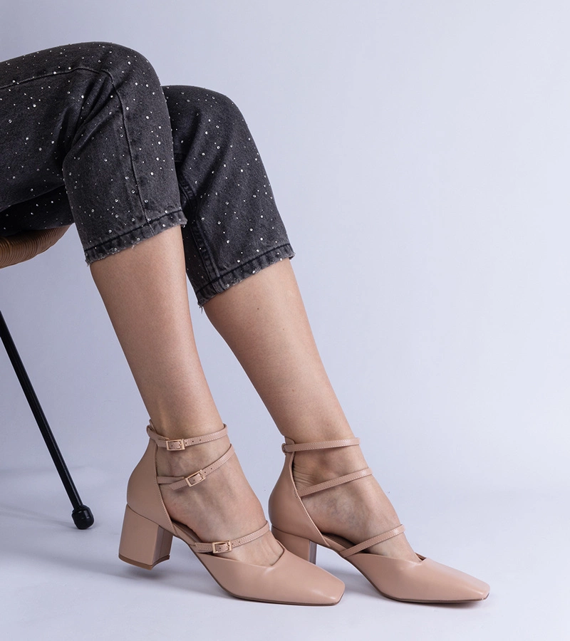 Gemre Pantofi bej cu toc gros și catarame Eridana