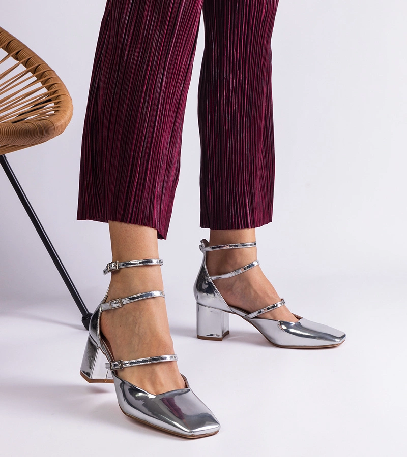 Gemre Pantofi argintii lacuiți pe toc gros cu catarame Kamola