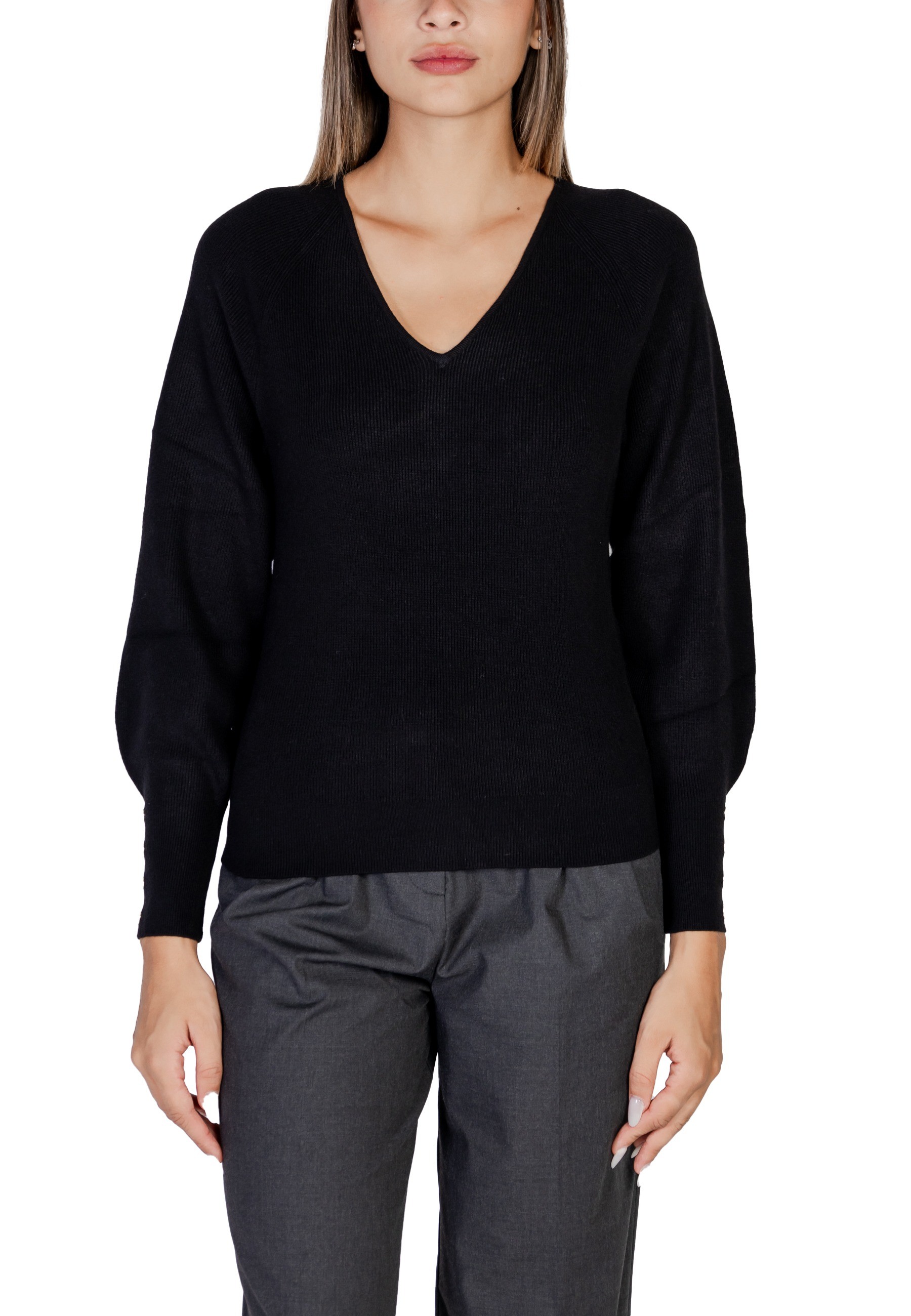 Черен пуловер с V-образно деколте