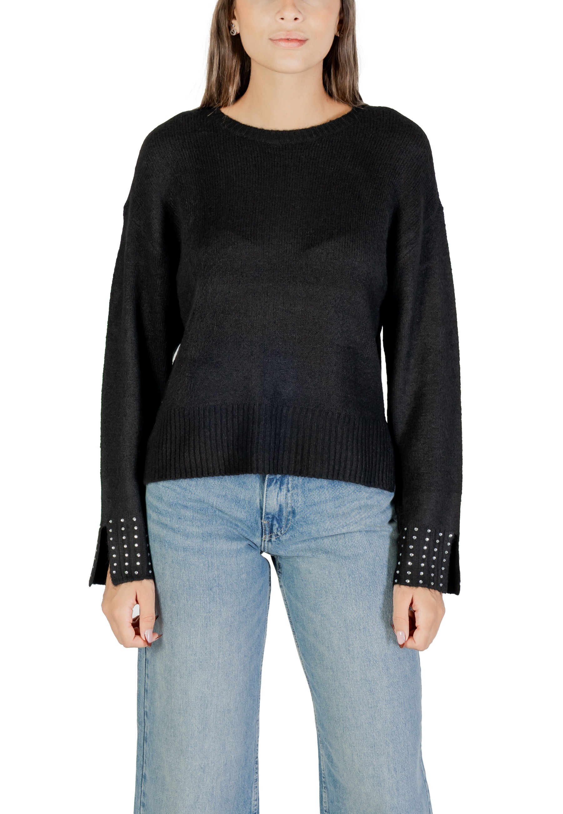 Černý svetr s ozdobnými rukávy