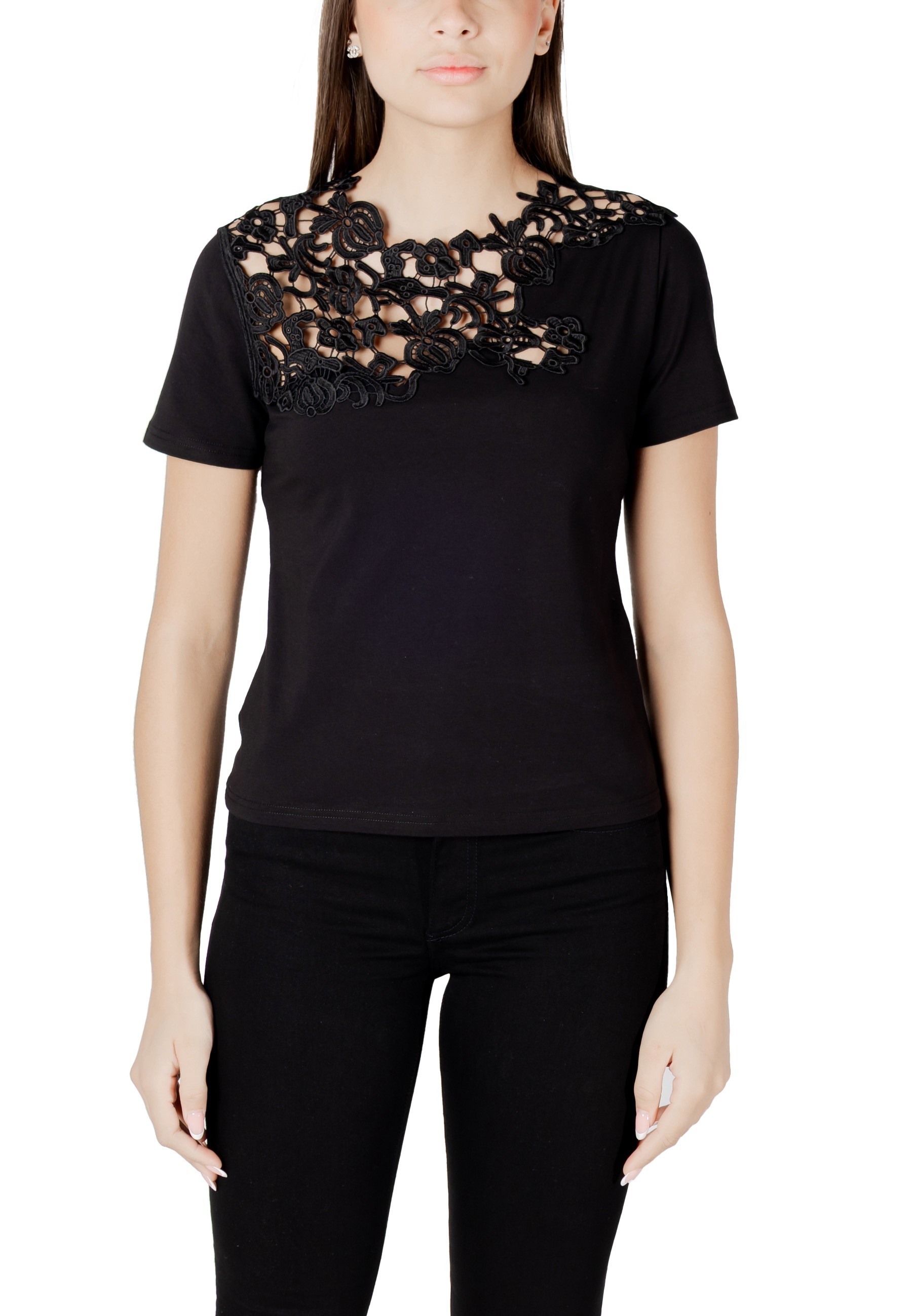 Černé triko s krajkovým detailem